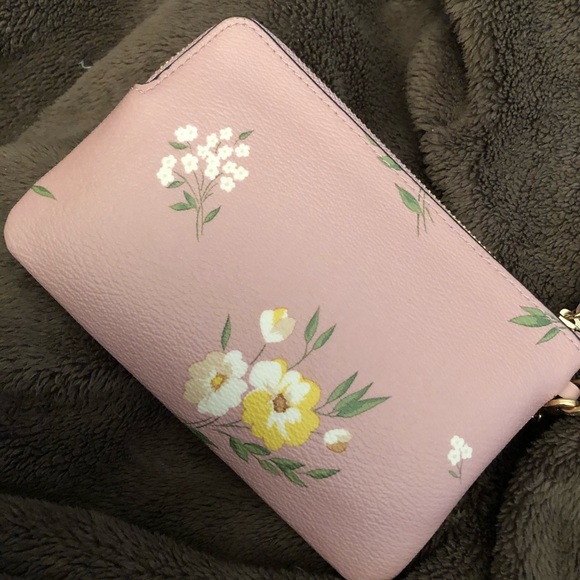 NWT Coach gorgeous floral wristlet with a charm!! NO BOX - Picture 3 of 4
